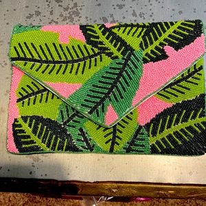 Women’s beaded clutch purse also includes chain strap